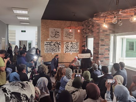 Fakültemiz Geleneksel Türk Sanatları Bölümü Hattat Hüseyin Öksüz (Konevi) ile Sohbet ve Cami Yazıları Sergisi Etkinliği Gerçekleştirildi