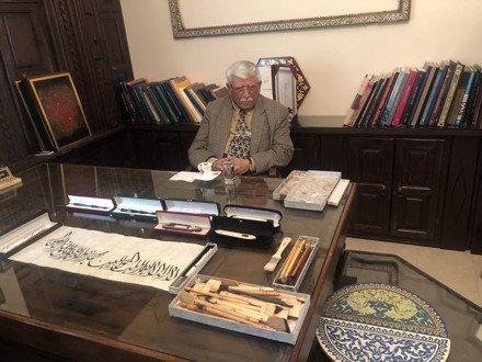 Fakültemiz Geleneksel Türk Sanatları Bölümü Hattat Hüseyin Öksüz (Konevi) ile Sohbet ve Cami Yazıları Sergisi Etkinliği Gerçekleştirildi