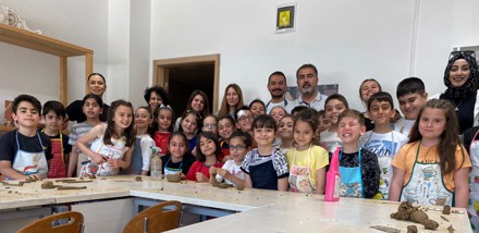 Fakültemiz Seramik Bölümü ile Konya İlçe Milli Eğitim Müdürlüğü Mehmet Şükriye Sert İlkokulu 3-B Sınıfı Öğrencilerinin Katılımıyla Seramik Çalıştayı Gerçekleştirildi