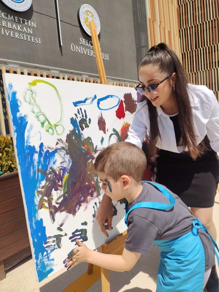 Fakültemiz Resim Bölümü ve Selçuklu Otizmli Bireyler Eğitim Vakfı Arasında Çocuklarla Resim Yapıyoruz Etkinliği Gerçekleştirildi.