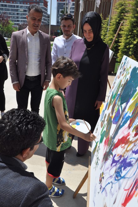 Fakültemiz Resim Bölümü ve Selçuklu Otizmli Bireyler Eğitim Vakfı Arasında Çocuklarla Resim Yapıyoruz Etkinliği Gerçekleştirildi.