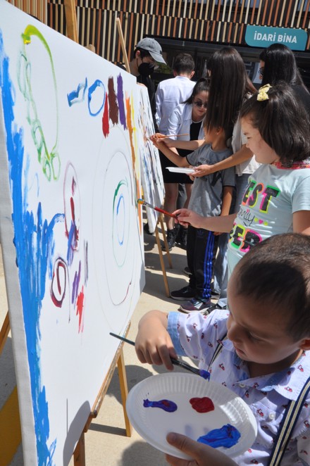 Fakültemiz Resim Bölümü ve Selçuklu Otizmli Bireyler Eğitim Vakfı Arasında Çocuklarla Resim Yapıyoruz Etkinliği Gerçekleştirildi.