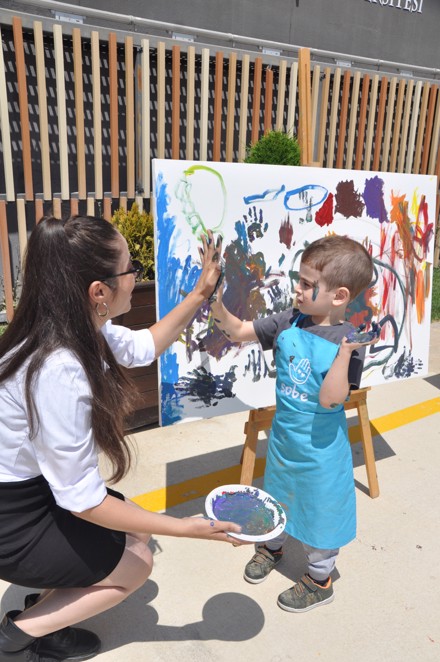 Fakültemiz Resim Bölümü ve Selçuklu Otizmli Bireyler Eğitim Vakfı Arasında Çocuklarla Resim Yapıyoruz Etkinliği Gerçekleştirildi.