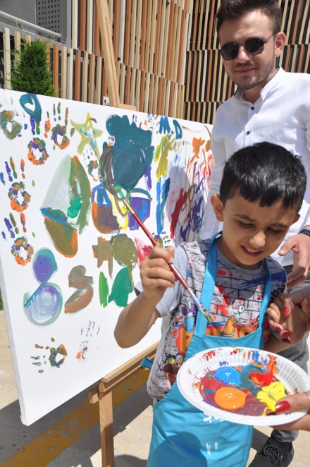 Fakültemiz Resim Bölümü ve Selçuklu Otizmli Bireyler Eğitim Vakfı Arasında Çocuklarla Resim Yapıyoruz Etkinliği Gerçekleştirildi.