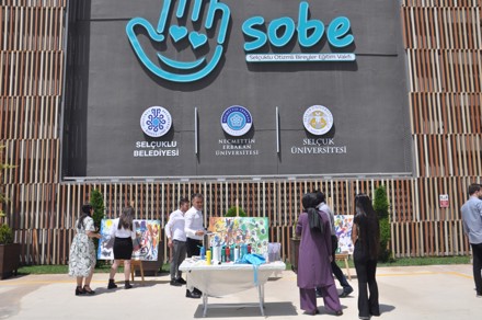 Fakültemiz Resim Bölümü ve Selçuklu Otizmli Bireyler Eğitim Vakfı Arasında Çocuklarla Resim Yapıyoruz Etkinliği Gerçekleştirildi.