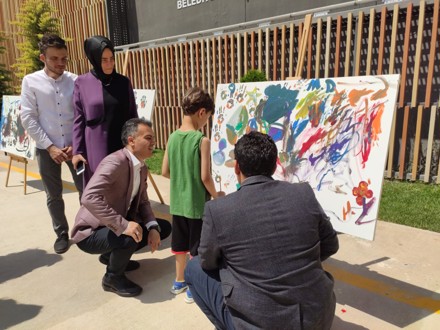 Fakültemiz Resim Bölümü ve Selçuklu Otizmli Bireyler Eğitim Vakfı Arasında Çocuklarla Resim Yapıyoruz Etkinliği Gerçekleştirildi.