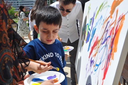 Fakültemiz Resim Bölümü ve Selçuklu Otizmli Bireyler Eğitim Vakfı Arasında Çocuklarla Resim Yapıyoruz Etkinliği Gerçekleştirildi.