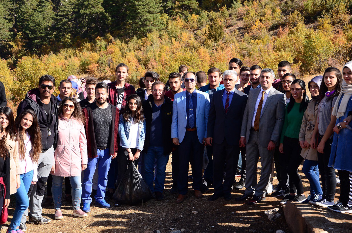 BOZKIR AKÇAPINAR MESİRE ALANINDA ÇEVRE TEMİZLİĞİ VE DOĞA YÜRÜYÜŞÜ 