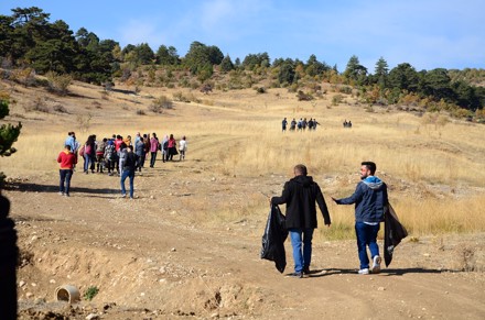 BOZKIR AKÇAPINAR MESİRE ALANINDA ÇEVRE TEMİZLİĞİ VE DOĞA YÜRÜYÜŞÜ 