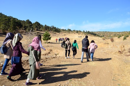 BOZKIR AKÇAPINAR MESİRE ALANINDA ÇEVRE TEMİZLİĞİ VE DOĞA YÜRÜYÜŞÜ 