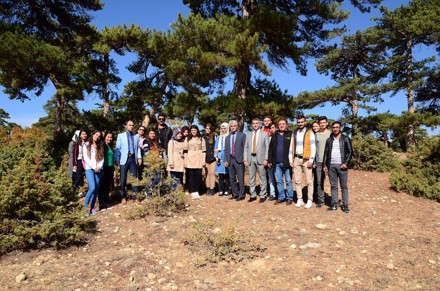 BOZKIR AKÇAPINAR MESİRE ALANINDA ÇEVRE TEMİZLİĞİ VE DOĞA YÜRÜYÜŞÜ 