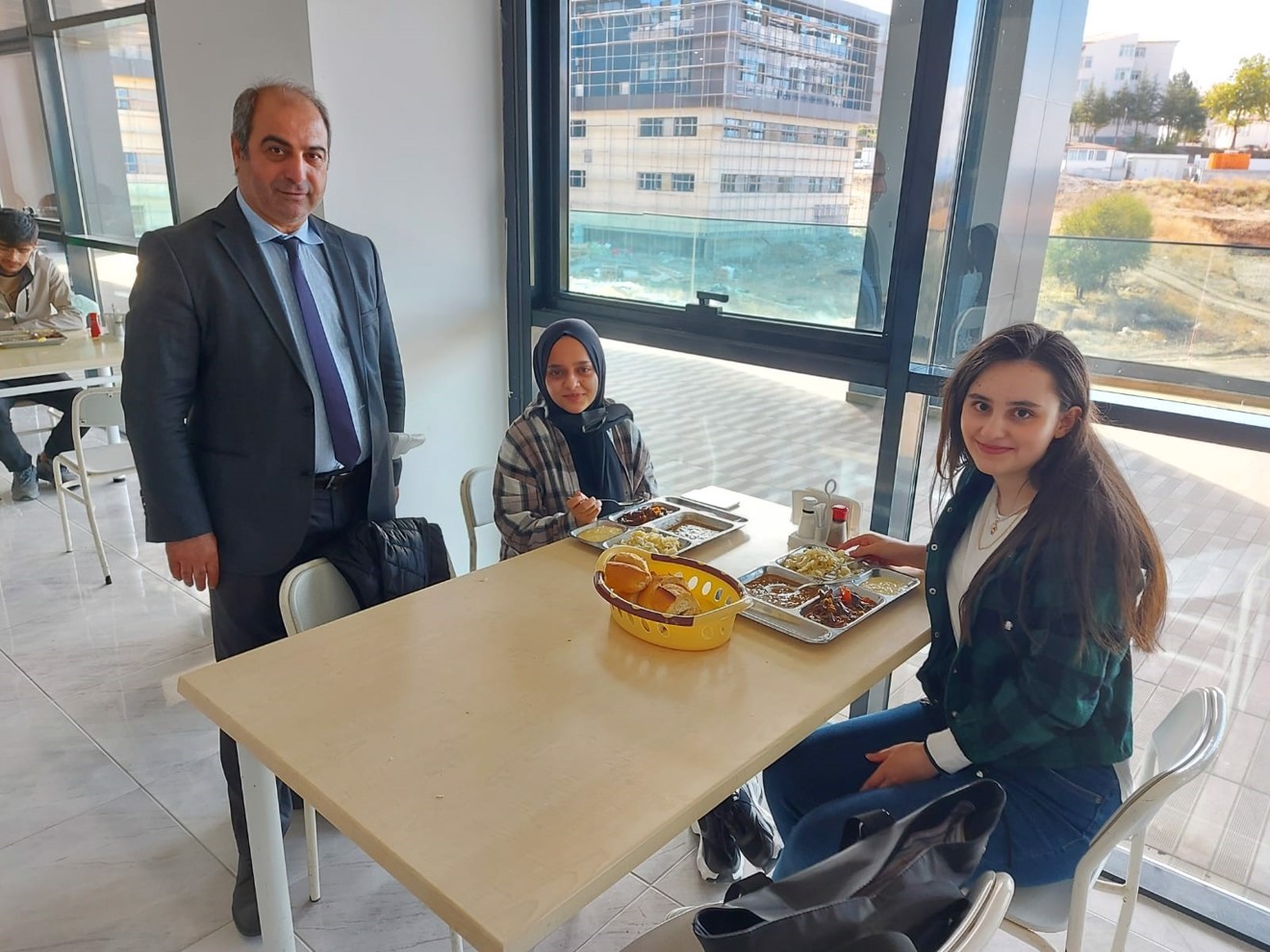 Dekanımız Prof. Dr. Abdullah KARAMAN Sosyal Tesislerde Öğrenciler ile Buluştu