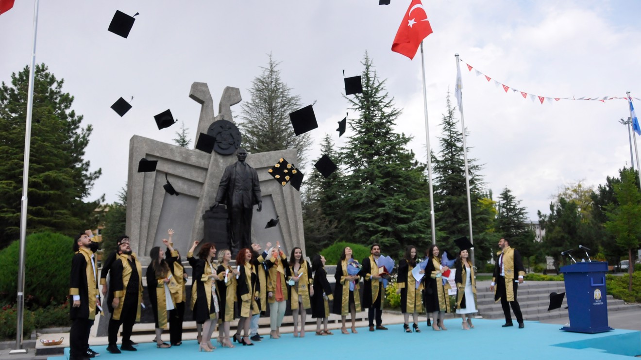 İngiliz Dili ve Edebiyatı Bölümünden 21 öğrenci mezun oldu