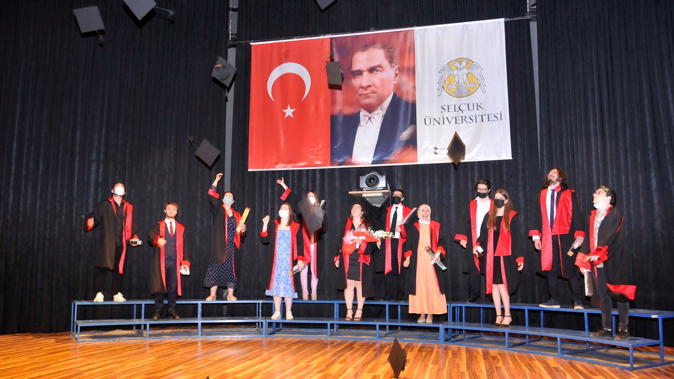 Selçuk Üniversitesi YDYO Mütercim ve Tercümanlık Bölümünden 12 öğrenci mezun oldu