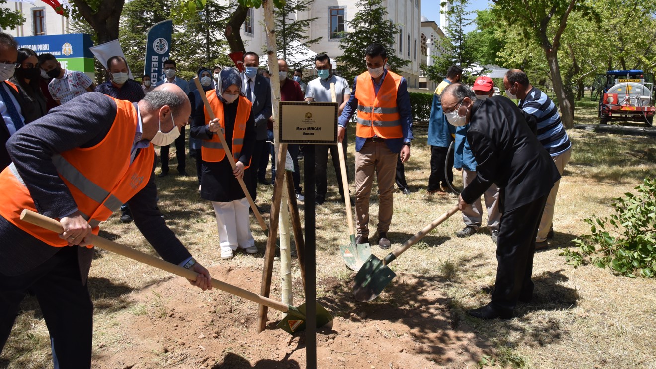 Selçuk Üniversitesinde 19 Mayıs vesilesiyle Kovid-19’dan hayatını kaybedenler anısına fidan etkinliği