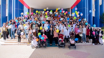 Balonlar, primer immün yetmezliğine dikkat çekmek için gökyüzünde