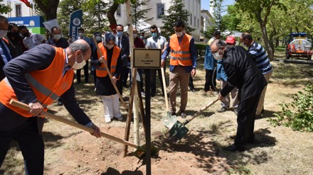 Selçuk Üniversitesinde 19 Mayıs vesilesiyle Kovid-19’dan hayatını kaybedenler anısına fidan etkinliği
