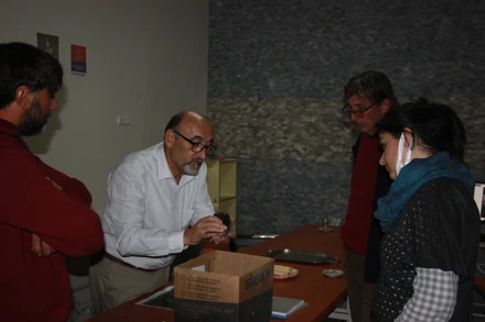 Üçhöyük kazıları ahşap malzemeleri Prof. Dr. Ünal Akkemik ve Dr. Öğre. Üyesi Tülay Uğur tarafından değerlendirilmektedir.