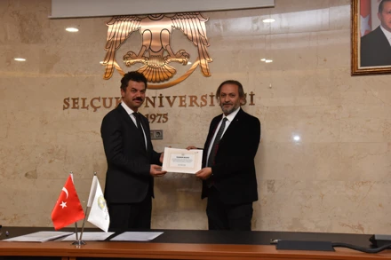 Rektörümüz Sayın Prof. Dr. Hüseyin YILMAZ Hocamızdan fakülte dekanımız Prof. Dr. İsmail AKBAL'a teşekkür belgesi takdimi