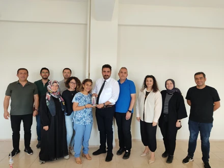 Emekliye Ayrılan Yüksekokulu Sekreterimiz Şükran Kozak Hanıma Hizmetleri İçin Teşekkür Ettik.