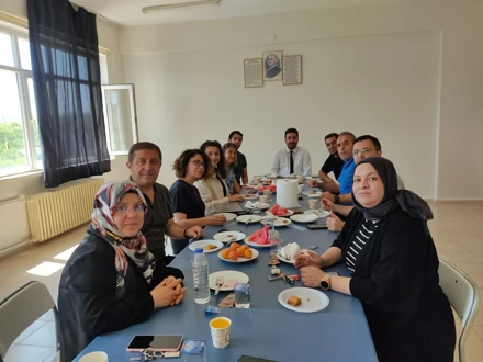 Emekliye Ayrılan Yüksekokulu Sekreterimiz Şükran Kozak Hanıma Hizmetleri İçin Teşekkür Ettik.