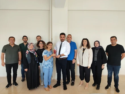 Emekliye Ayrılan Yüksekokulu Sekreterimiz Şükran Kozak Hanıma Hizmetleri İçin Teşekkür Ettik.