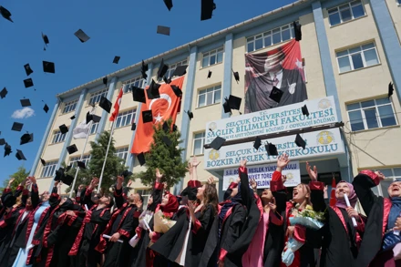 Bozkır Meslek Yüksekokulu’ndan 30. Mezuniyet Coşkusu