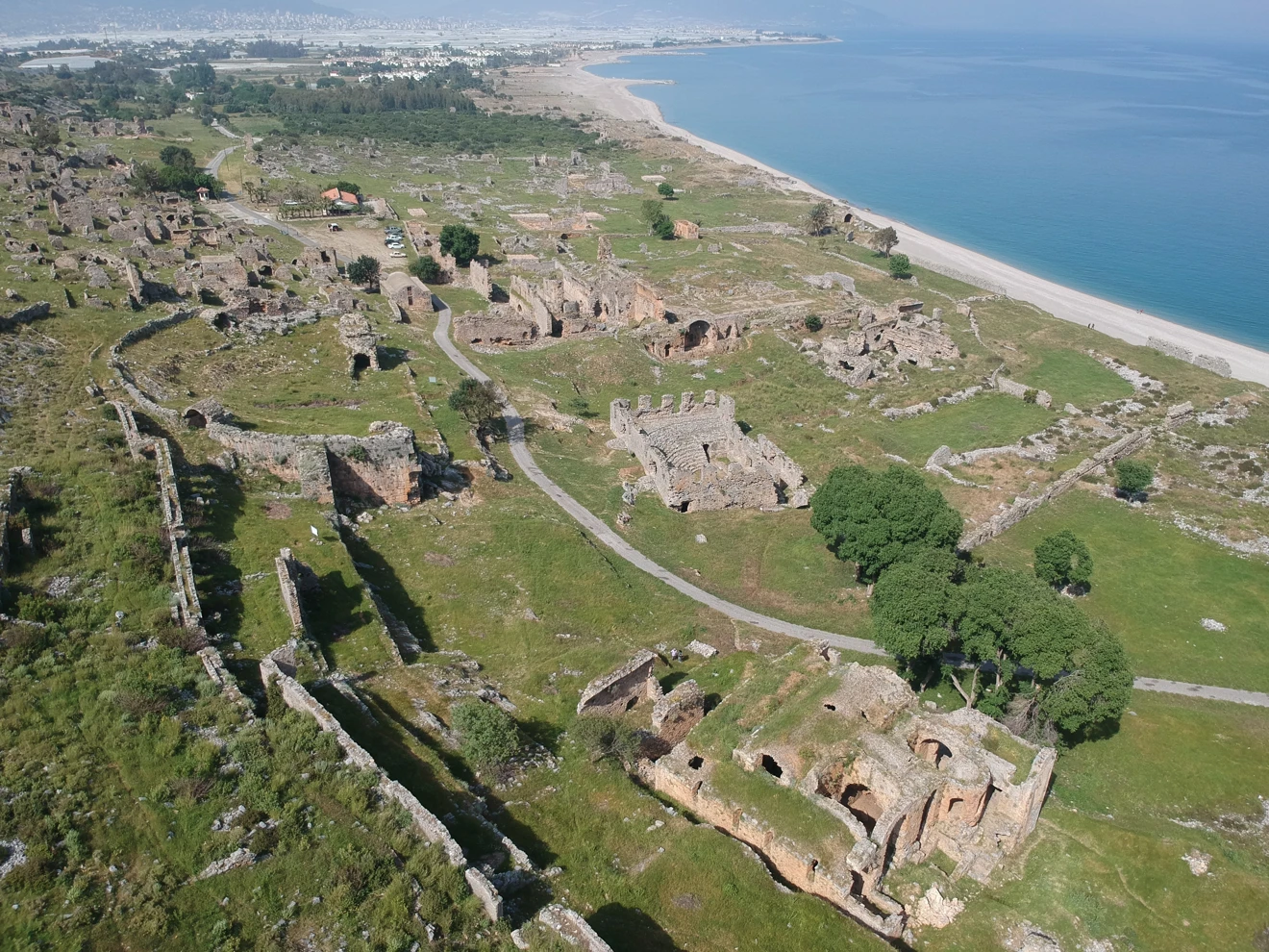 Arkeoloji Bölümü öğretim üyeleri başkanlığında sürdürülen Knidos, Anemurium, Iasos, Herakleia-Latmos, Ksanthos-Letoon ve Gökhöyük'teki Arkeolojik çalışmalar bir çok alanda titizlikle yürütülmektedir.