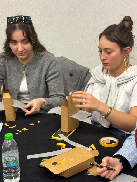 İlkokulda Temel Fen Bilimleri Laboratuvarı Dersi Uygulaması