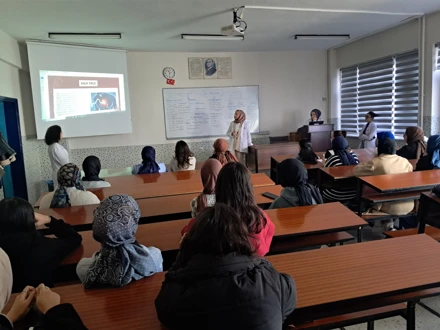 Hemşirelik Fakültesinden İMÖ ve Sınıf Öğretmenliği Öğrencilerine Sunum Yapıldı
