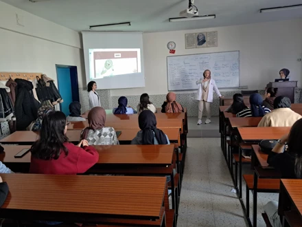 Hemşirelik Fakültesinden İMÖ ve Sınıf Öğretmenliği Öğrencilerine Sunum Yapıldı