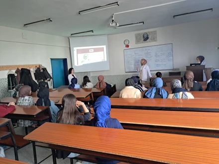 Hemşirelik Fakültesinden İMÖ ve Sınıf Öğretmenliği Öğrencilerine Sunum Yapıldı