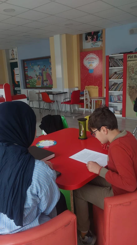 Sınıf Öğretmeni Adayları Sahada Okuma Performansını Değerlendirdi