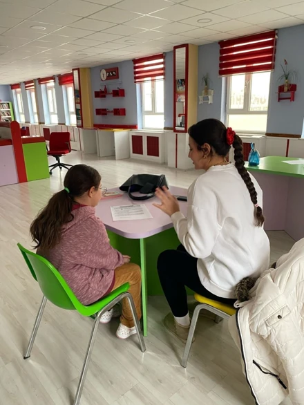 Sınıf Öğretmeni Adayları Sahada Okuma Performansını Değerlendirdi