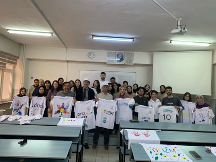 Otizmin fakındayız, onların yanındayız