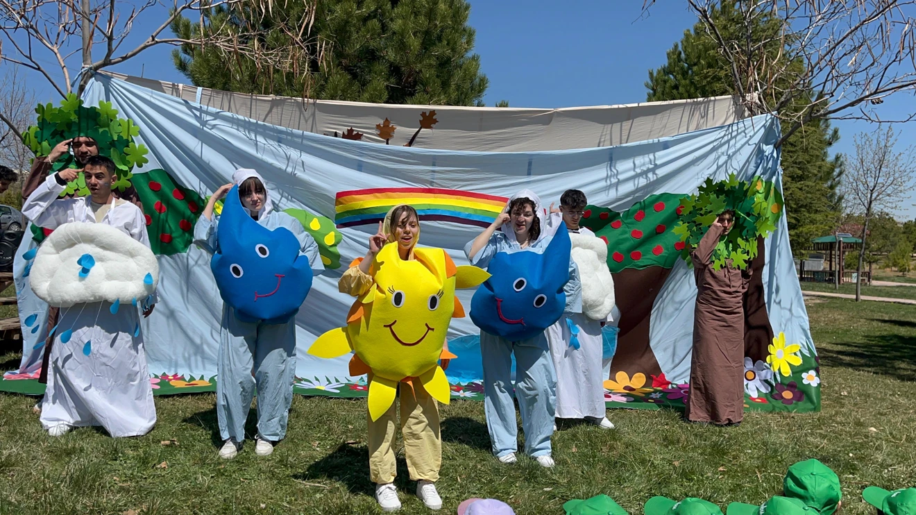 Selçuk Üniversitesi Eğitim Fakültesi Drama Kulubü Bambu Yaşam Kreş ve Gündüz Bakımevi öğrencileri için sahnede