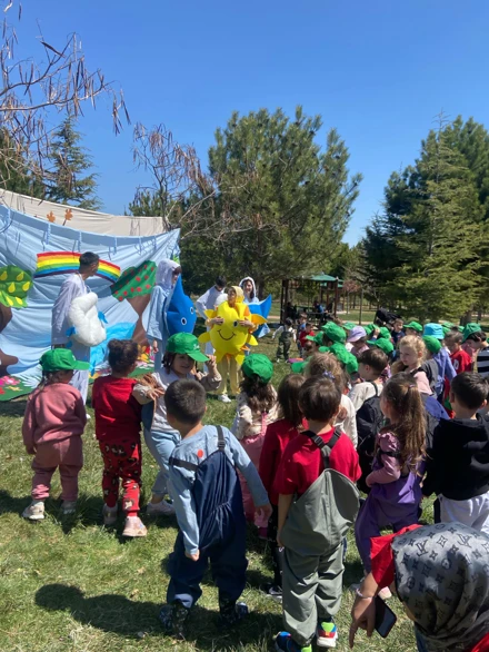 Selçuk Üniversitesi Eğitim Fakültesi Drama Kulubü Bambu Yaşam Kreş ve Gündüz Bakımevi öğrencileri için sahnede
