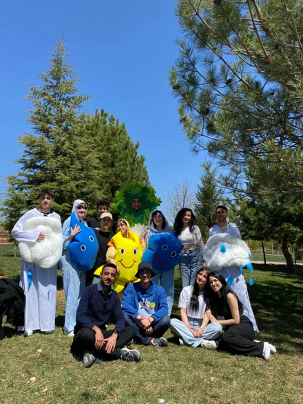 Selçuk Üniversitesi Eğitim Fakültesi Drama Kulubü Bambu Yaşam Kreş ve Gündüz Bakımevi öğrencileri için sahnede