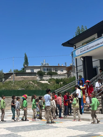 PDR 2. Sınıf Öğrencileri Topluma Hizmet Uygulamaları Kapsamında Minik Kalplere Dokundu