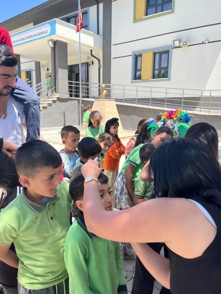 PDR 2. Sınıf Öğrencileri Topluma Hizmet Uygulamaları Kapsamında Minik Kalplere Dokundu