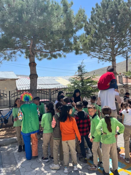 PDR 2. Sınıf Öğrencileri Topluma Hizmet Uygulamaları Kapsamında Minik Kalplere Dokundu