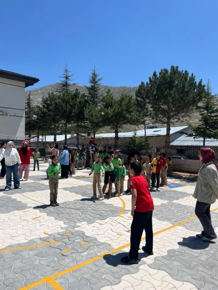 PDR 2. Sınıf Öğrencileri Topluma Hizmet Uygulamaları Kapsamında Minik Kalplere Dokundu