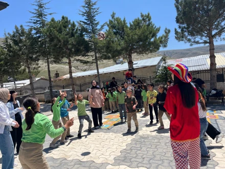 PDR 2. Sınıf Öğrencileri Topluma Hizmet Uygulamaları Kapsamında Minik Kalplere Dokundu