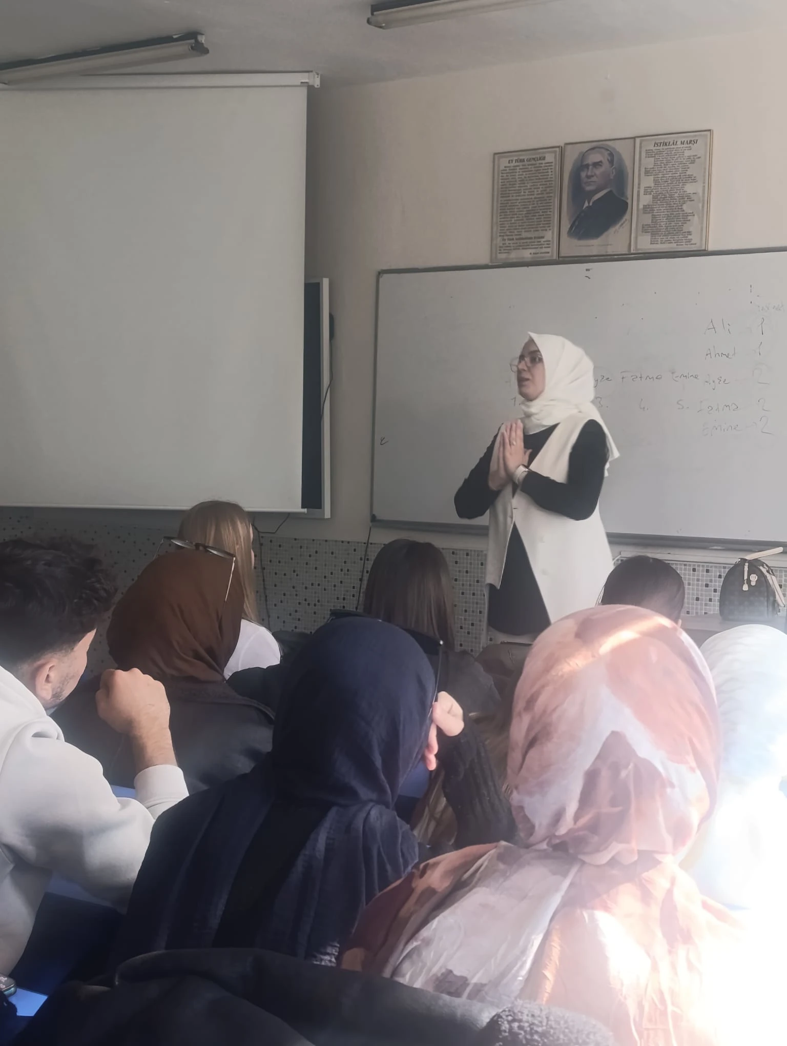 Geleceğin Sınıf Öğretmenlerine Sahadan Tavsiyeler: Fakültemizde Söyleşi Etkinliği