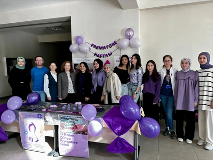 17 Kasım Dünya Prematüre Günü Farkındalık Etkinliği Dr. Öğr. Üyesi Raziye Çelen ve 3. sınıf hemşirelik öğrencileri ile birlikte Hemşirelik Fakültesi giriş katında gerçekleştirildi.