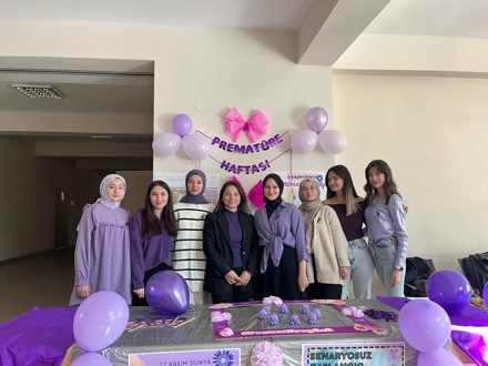 17 Kasım Dünya Prematüre Günü Farkındalık Etkinliği Dr. Öğr. Üyesi Raziye Çelen ve 3. sınıf hemşirelik öğrencileri ile birlikte Hemşirelik Fakültesi giriş katında gerçekleştirildi.