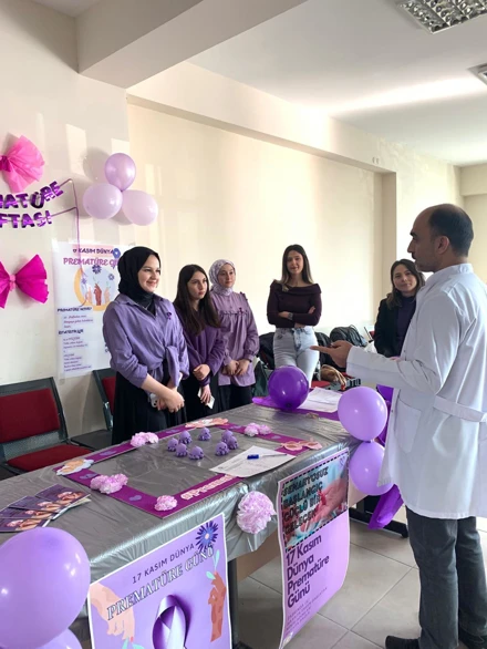 17 Kasım Dünya Prematüre Günü Farkındalık Etkinliği Dr. Öğr. Üyesi Raziye Çelen ve 3. sınıf hemşirelik öğrencileri ile birlikte Hemşirelik Fakültesi giriş katında gerçekleştirildi.