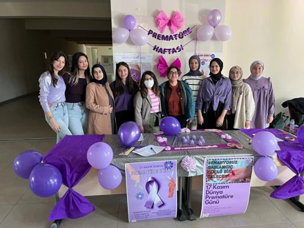 17 Kasım Dünya Prematüre Günü Farkındalık Etkinliği Dr. Öğr. Üyesi Raziye Çelen ve 3. sınıf hemşirelik öğrencileri ile birlikte Hemşirelik Fakültesi giriş katında gerçekleştirildi.