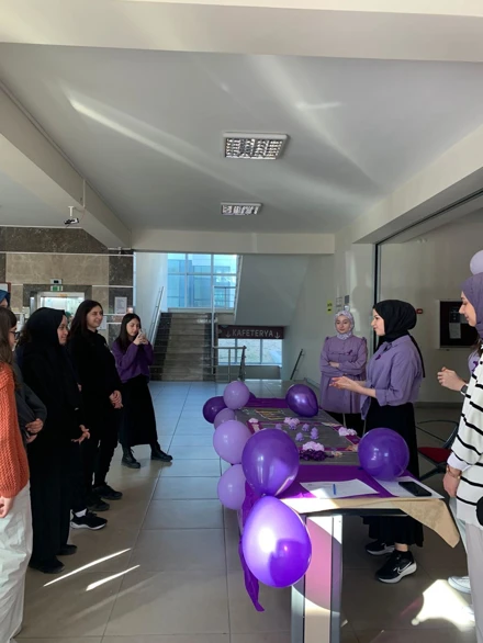 17 Kasım Dünya Prematüre Günü Farkındalık Etkinliği Dr. Öğr. Üyesi Raziye Çelen ve 3. sınıf hemşirelik öğrencileri ile birlikte Hemşirelik Fakültesi giriş katında gerçekleştirildi.