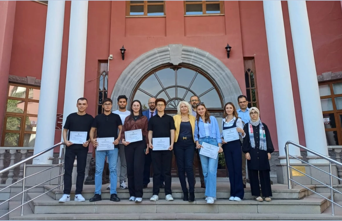 Başarılı Öğrencilerimize Teşekkür Belgesi Takdim Edildi.